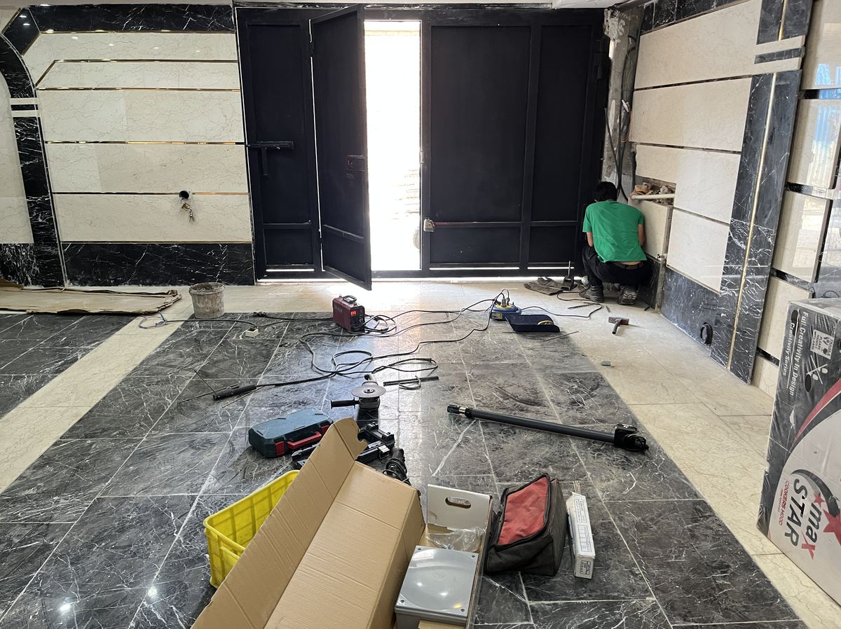 نصب جک پارکینگ روی درب ساختمان در حال ساخت